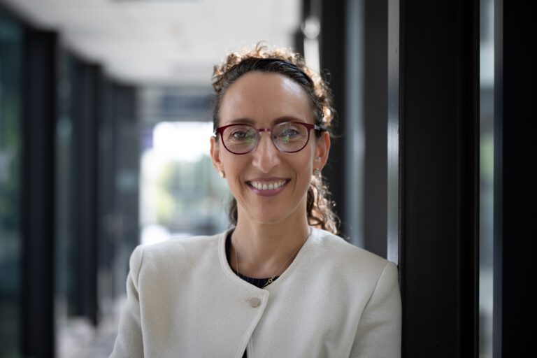 Portraitfoto von Prof. Dr. Lucia Melloni, Beirat