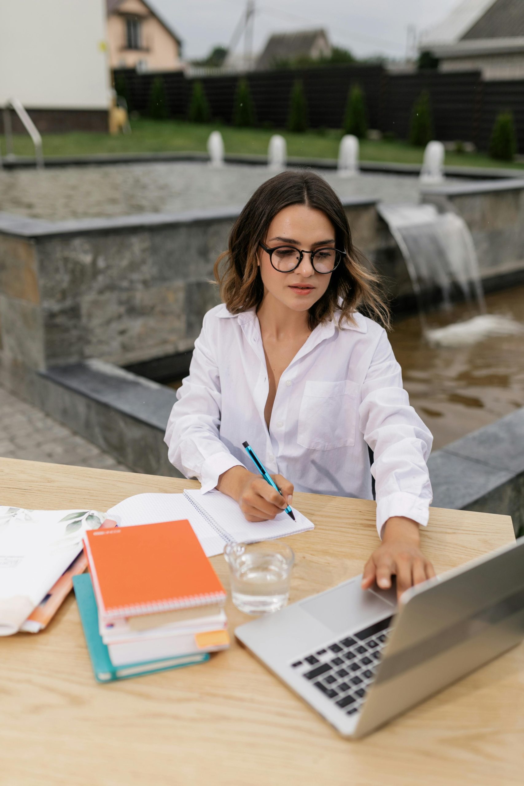 Junge Wissenschaftlerin bei der Arbeit an ihrer Promotion